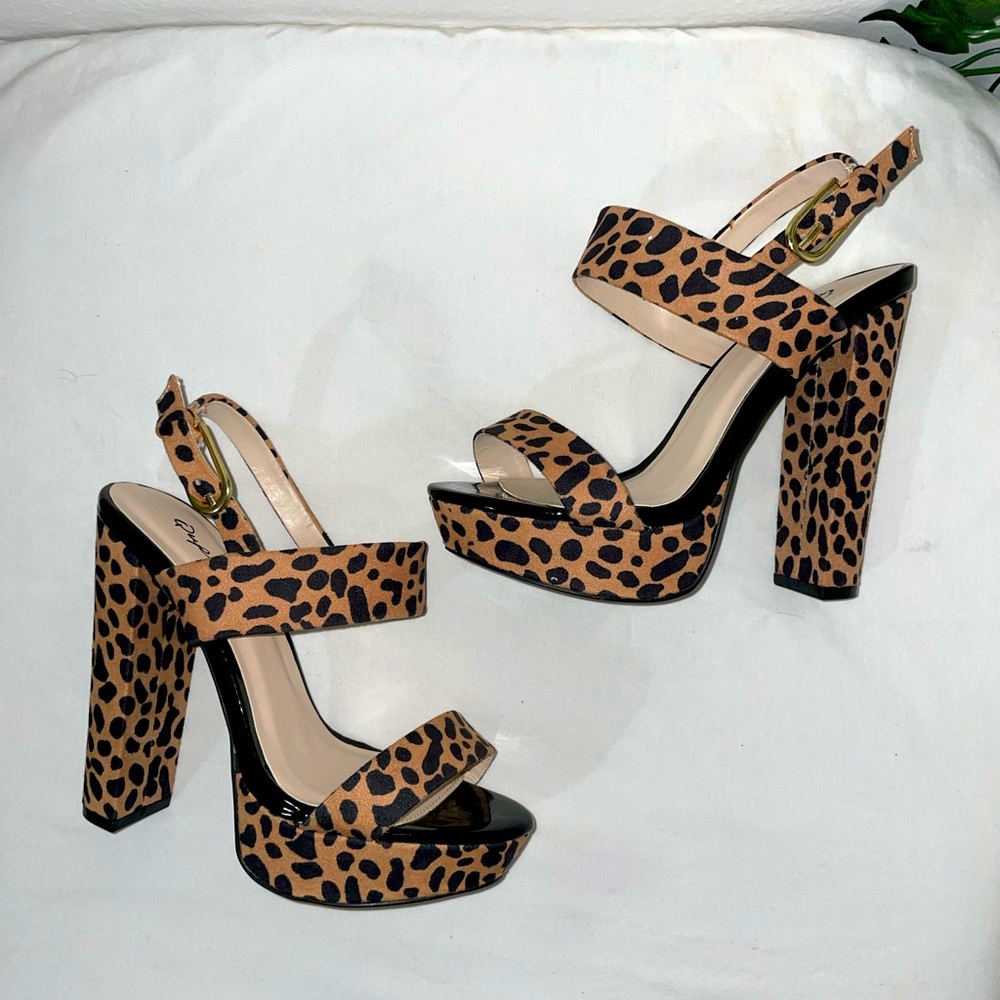 Super sexy woman’s Qupid platform block style heels size 5.5 us